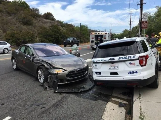 Tesla’nın otomatik pilotu polis aracına çarptı