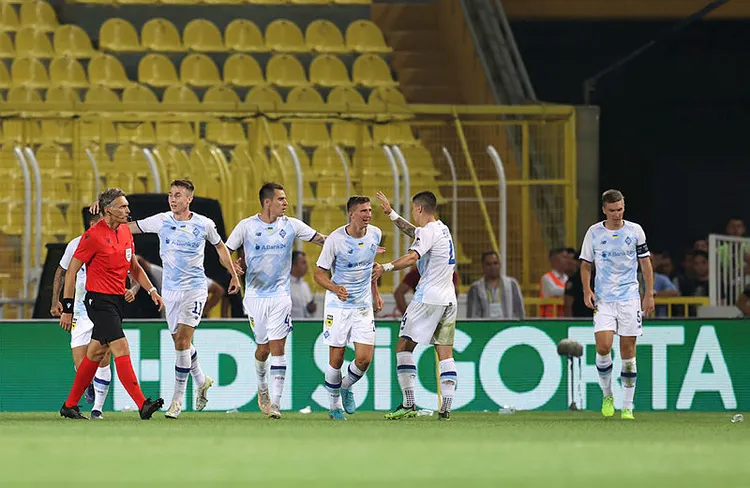 son-dakika-fenerbahce-taraftari-kadikoyde-putin-tezahurati-yapti-1658952313539.jpg