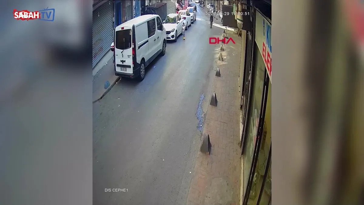 Caddede skuter kullanan 4 yaşındaki Şevval’e motosiklet çarptı! O anlar kamerada videosunu izle Caddede skuter kullanan 4 yaşındaki Şevval’e motosiklet çarptı! O anlar kamerada videosunu izle