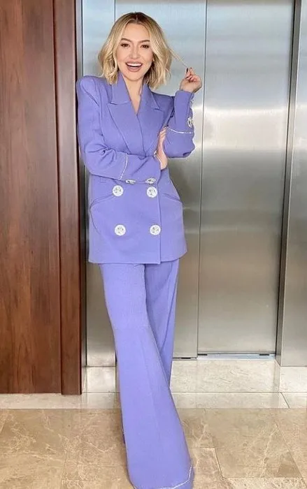 Şarkıcı Hadise aşkına döndü! Kar paylaşımı yapan Hadise çocuklar gibi şen...