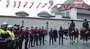 İstanbul Emniyeti’nden anlamlı mesai... Kadınlara çiçek dağıttılar...