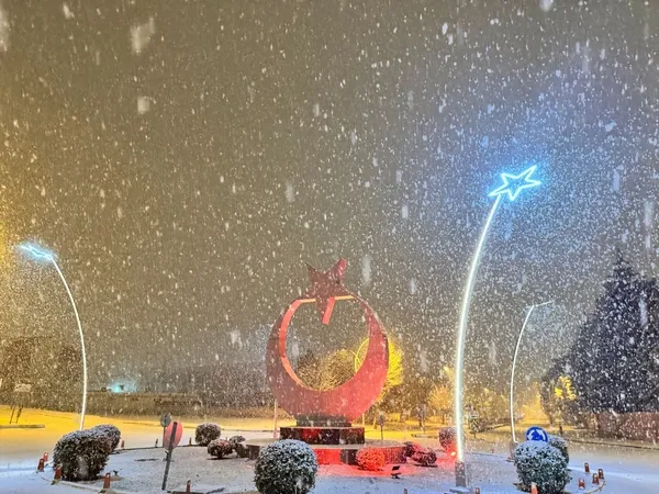 gece-baslayan-kar-kent-merkezini-beyaza-burudu-1767163354175.jpg