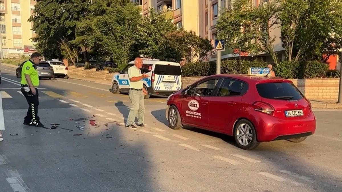 Otomobille çarpışıp savrulan motosiklet başka bir araca çarptı: 2 yaralı Otomobille çarpışıp savrulan motosiklet başka bir araca çarptı: 2 yaralı