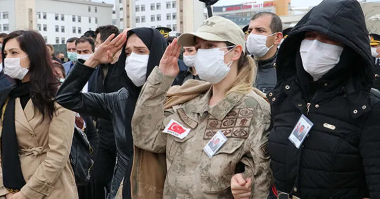 Şehit eşini asker selamıyla uğurladı