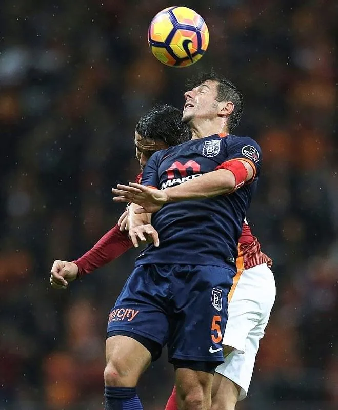 Emre Belözoğlu'ndan yıldız göndermesi