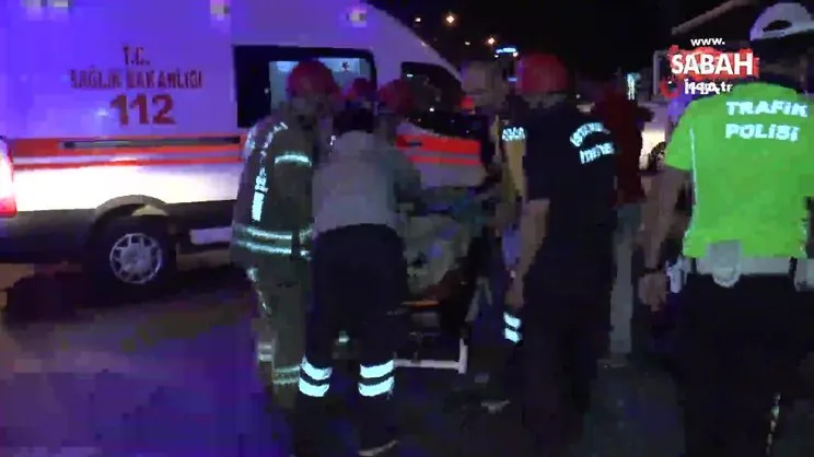 Kadıköy'de otomobil otobüs durağına daldı: 1'i ağır 5 yaralı | Video