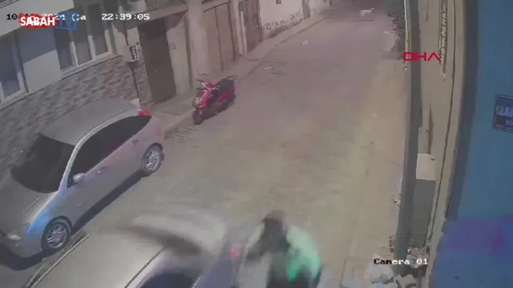 Kendisini durdurmaya çalışan polisi, aracının kaputunda götürdü | Video