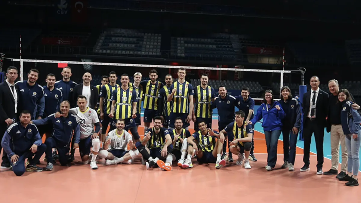 Fenerbahçe Medicana voleybol takımı oyuncuları sahada antrenman yaparken