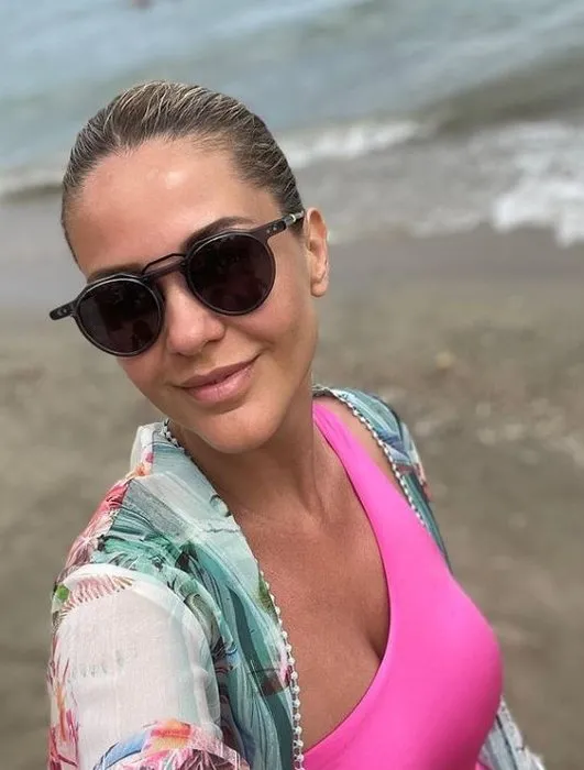 Pembe mayosu ile deniz kenarında salınan Emine Ün duru güzelliği ile dudak ısırttı! 44 yaşındaki Emine Ün’e alev emojileri yağdı!