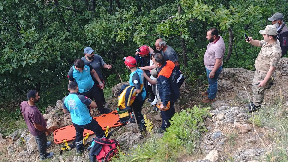 Tunceli'de düşerek ayağını kıran vatandaşa ekiplerin müdahalesini gösteren temsilî bir fotoğraf.