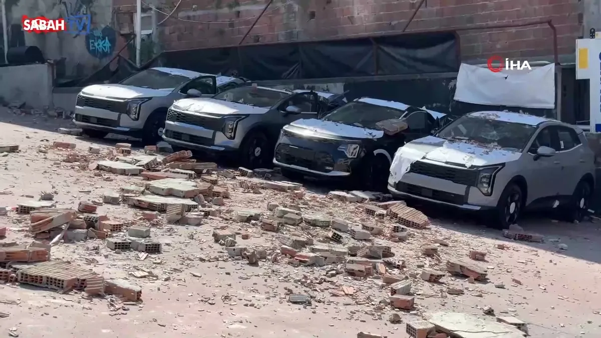 Duvar, sıfır araçların üzerine çöktü! Araçlarda büyük hasar oluştu | Video videosunu izle Duvar, sıfır araçların üzerine çöktü! Araçlarda büyük hasar oluştu | Video videosunu izle