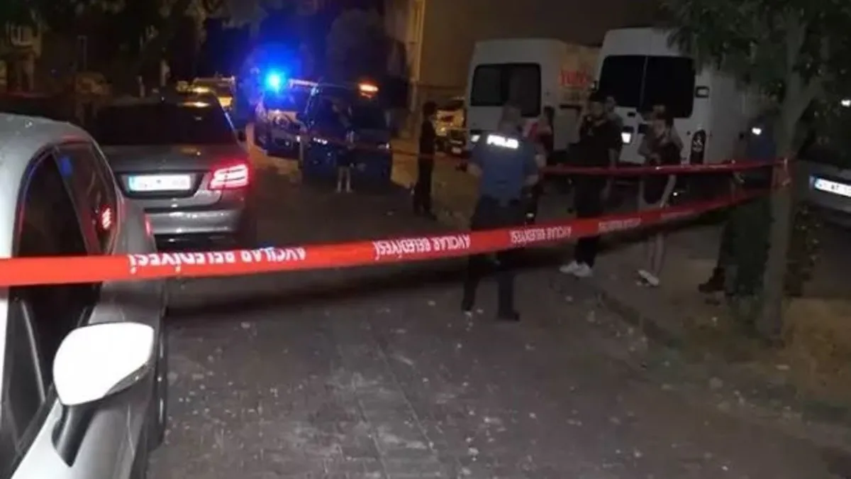 Avcılar’da binalar dökülüyor... Kopan parçalar 2 otomobilin üzerine düştü