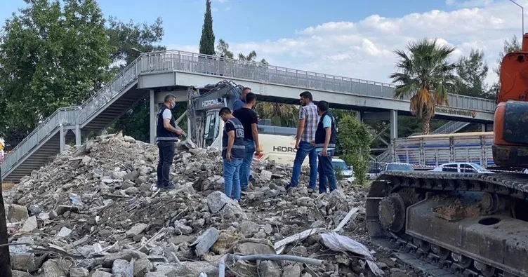 Enkaz altından kadın cesedi çıktı