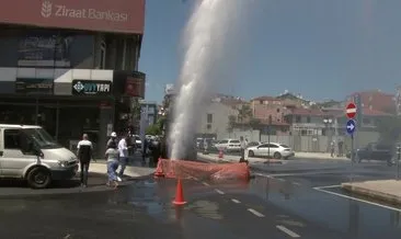 Kadıköy’de boru patladı! Taziyikli su metrelerce yukarı fışkırdı