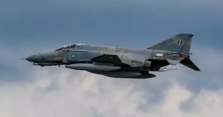 Yunanistan’da askeri eğitim uçağı düştü