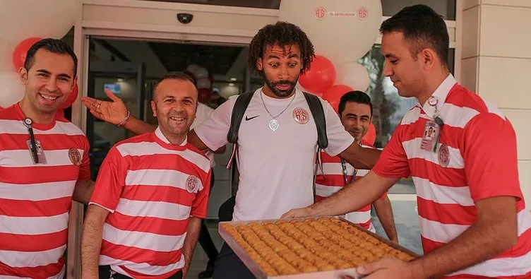 Antalyaspor'a baklavalı uğurlama Son Dakika Spor Haberleri