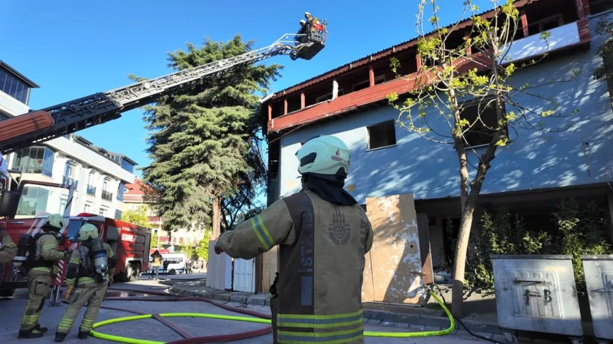 Avcılar’da iki katlı metruk binada yangın! İtfaiye ekiplerinin müdahalesiyle söndürüldü