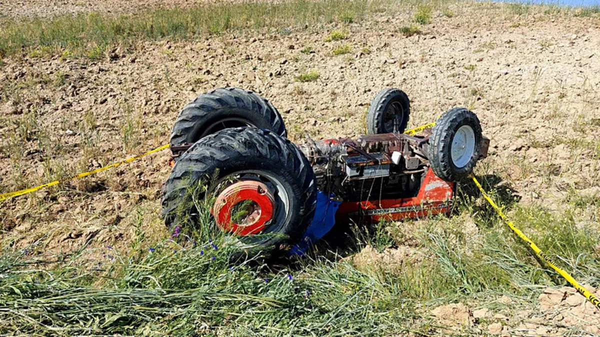 Devrilen traktörün altında kalan çiftçi yaşamını yitirdi Devrilen traktörün altında kalan çiftçi yaşamını yitirdi