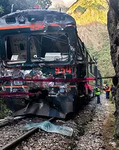 Peru’da tren faciası: Kafa kafaya çarpıştılar!