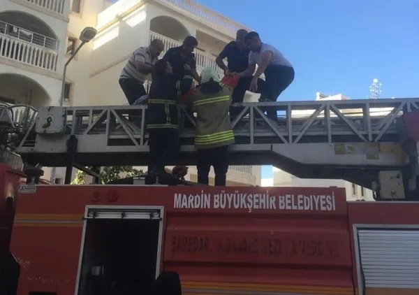 nusaybinde-bir-evde-cikan-yanginda-dumandan-etkilenen-2-yasli-kurtarildi-1661795353394.jpeg