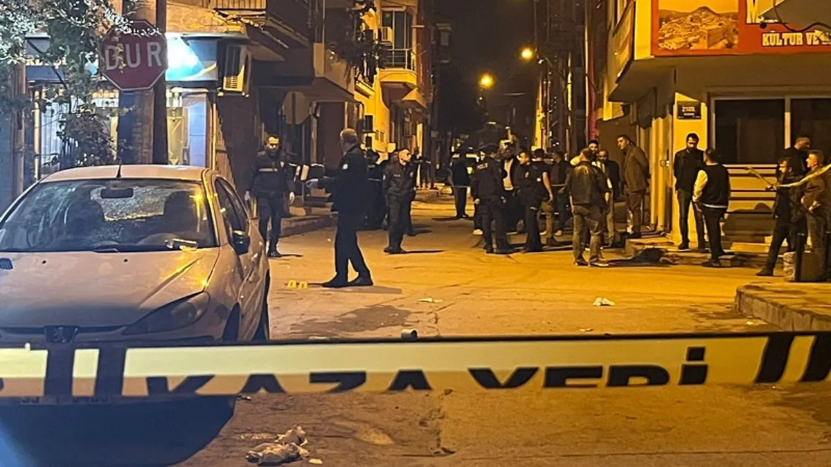 İzmir’de sokak ortasında dehşet! 1 ölü, 3 yaralı İzmir’de sokak ortasında dehşet! 1 ölü, 3 yaralı