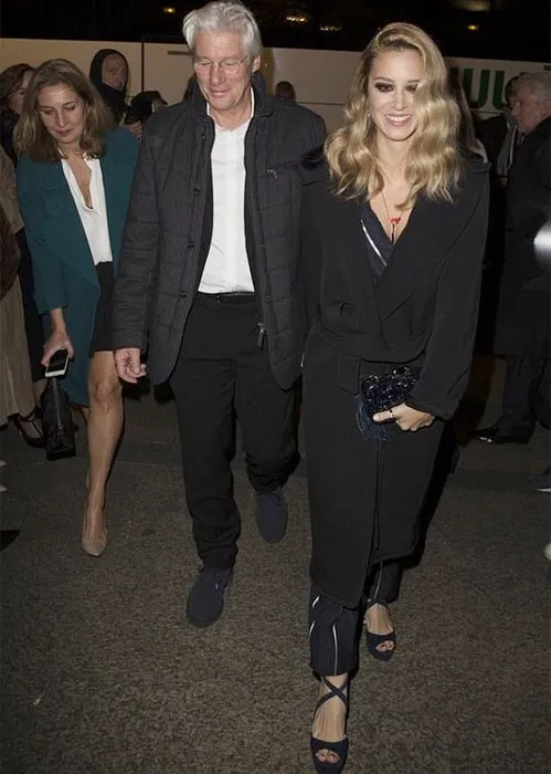 Ünlü oyuncu Richard Gere sevgilisiyle arasındaki yaş farkına aldırmadan…
