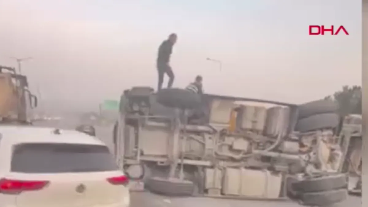 SON DAKİKA | Eyüpsultan TEM Otoyolu’nda kaza: Hafriyat kamyonu devrildi! SON DAKİKA | Eyüpsultan TEM Otoyolu’nda kaza: Hafriyat kamyonu devrildi!