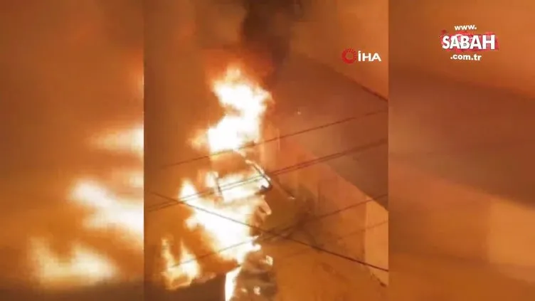 Bursa'da garajda park halinde 2 otomobil alev alev yandı