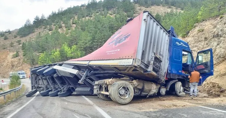 Tersun Dağı’nda makarna yüklü TIR devrildi: Makarnalar yola saçıldı