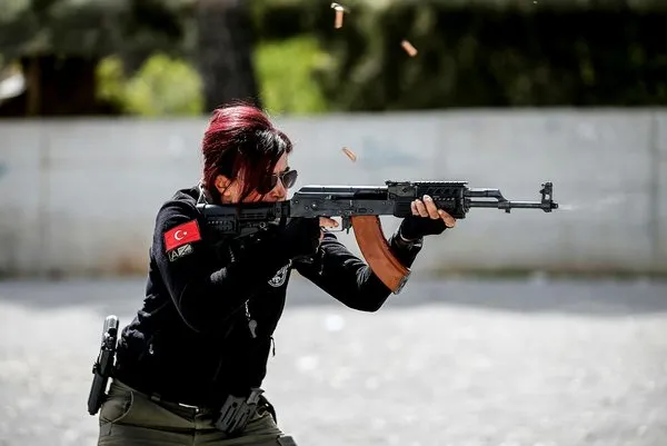 Antalya emniyetinin Lara Croftu meslektaşlarını eğitiyor