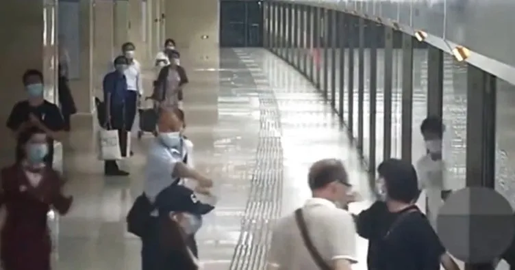 Çin’de korku dolu anlar! Bebek metro raylarına böyle düştü