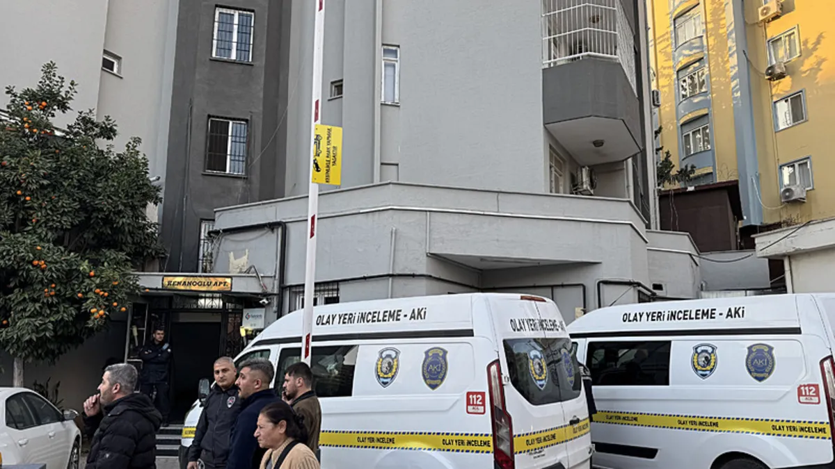 Evi ve parasını teslim alamadı: Müteahhidin oğlunu öldürüp, canına kıydı! Evi ve parasını teslim alamadı: Müteahhidin oğlunu öldürüp, canına kıydı!