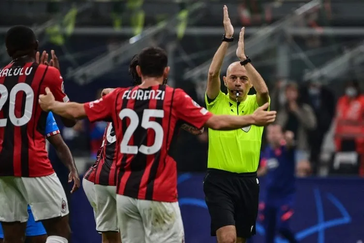 Son dakika: Cüneyt Çakır’ın üzerine yürüdü! Milan-Atletico Madrid maçında şok görüntü