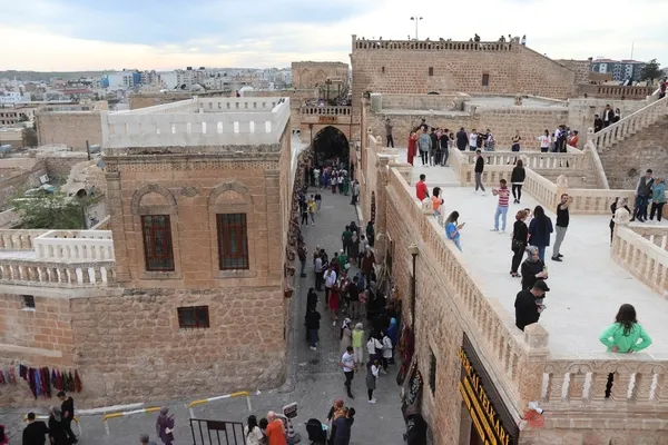 binlerce-turist-bayramda-midyata-akin-etti-1682246469035.jpg