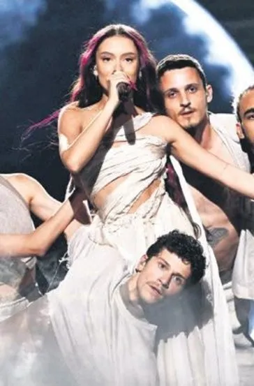 Yuhalanan İsrailli şarkıcı Eurovision’da finale kaldı