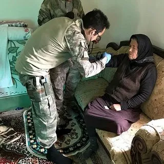 Mehmetçik'ten Afrin'deki sivillere şefkat eli