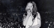 Dile kolay 53 yıldır sahnelerin tozunu attırıyor... Eline mikrofonu alan gencecik bir kız şimdilerin usta sanatçılarından oldu!