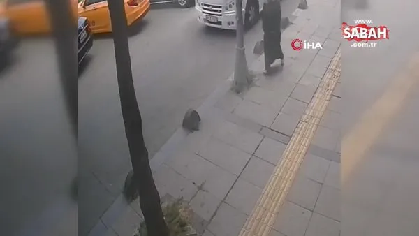 Yolda yürüyen kadını iterek böyle düşürdü, hiçbir şey yokmuş gibi yoluna devam etti | Video