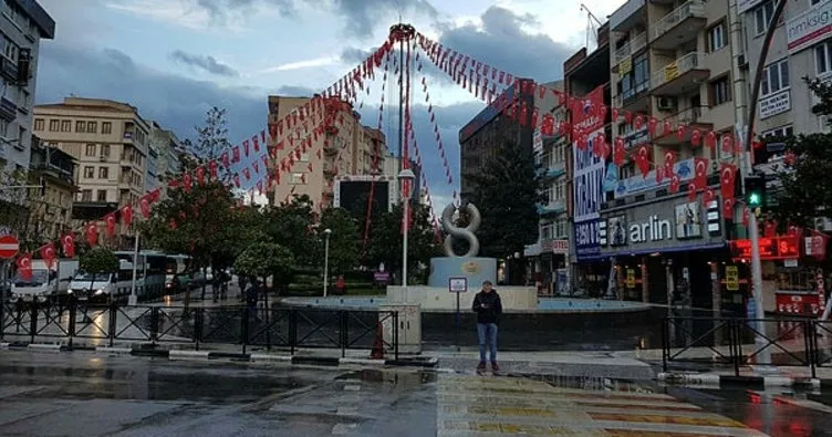 Manisa’da şehir merkezindeki bayraklar yenilendi