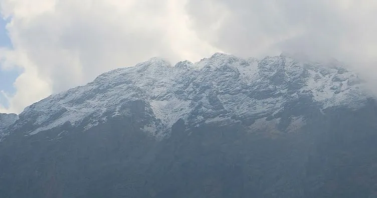 Sümbül Dağı’na mevsimin ilk karı yağdı