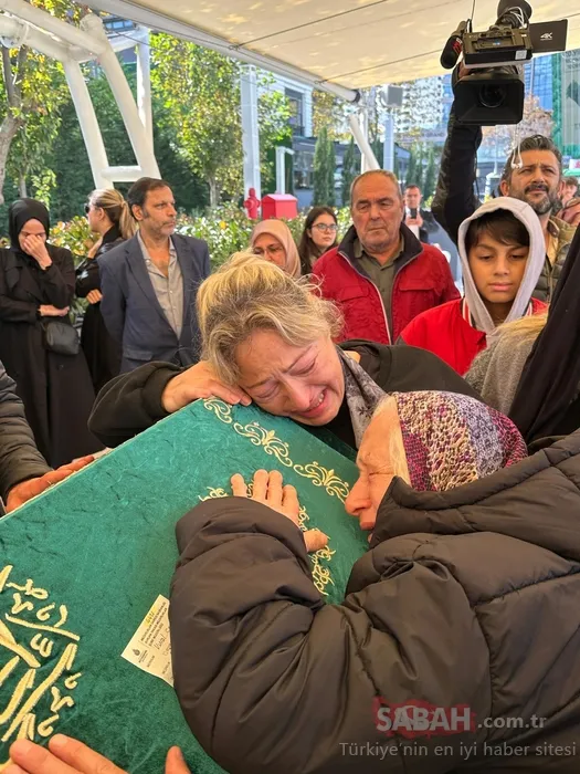 51 yaşında hayatını kaybeden oyuncu Vural Çelik’e acı veda... Annesi ve kardeşi gözyaşlarına boğuldu! ’Ne olur kalk abim’