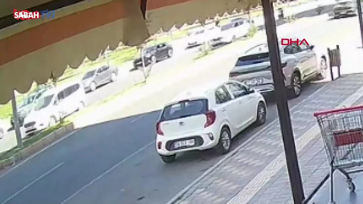Otomobilin açılan kapısına çarpıp yola savrulan motosiklet sürücüsü, kamyonun altında kalarak hayatını kaybetti: O anlar kamerada