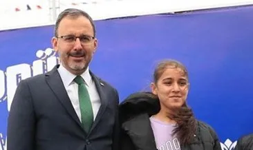 Bakan Kasapoğlu, hentbol oyuncusu Merve Akpınar ile Şanlıurfa’da bir araya geldi