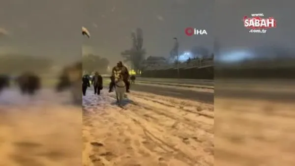 İstanbul'da karda ilginç görüntü: Yollar kapanınca atla gezmeye çıktı | Video