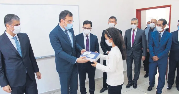 Öğrencilerin tablet bilgisayar sevinci