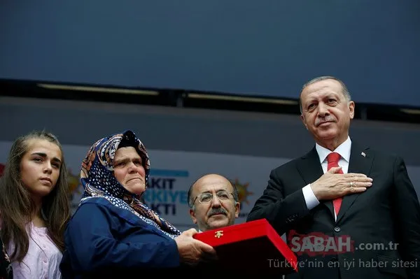 Cumhurbaşkanı Erdoğan şehit Eren Bülbül'ün annesine hediye edilen evin anahtarını verdi