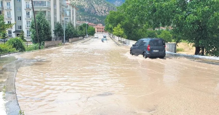 Fırtına ve doluda sokaklar göle döndü