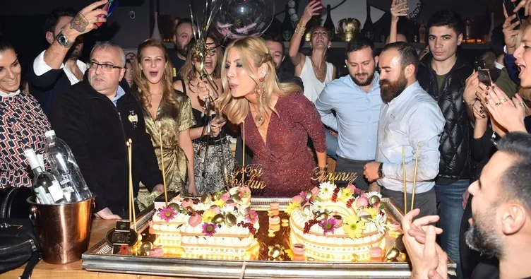 Çağla Şıkel 40’ıncı yaşını dostlarıyla kutladı