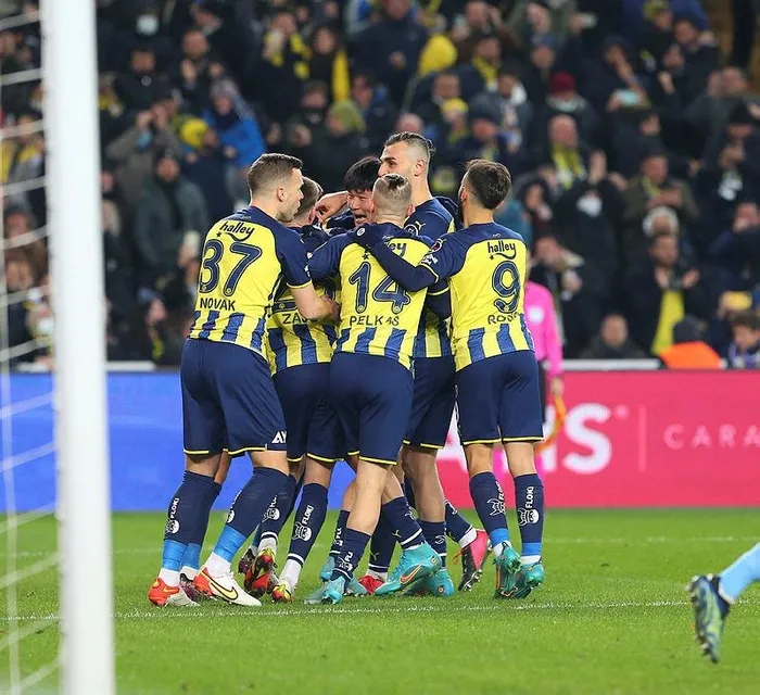 son-dakika-fenerbahceden-flas-karar-mesut-ozil-ve-ozan-tufan-kadro-disi-birakildi-1648124176417.jpeg