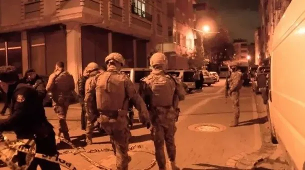 Esenyurt’ta istismar operasyonu: Önce 15 yaşındaki çocuğa sonra kendi kafasına sıktı!